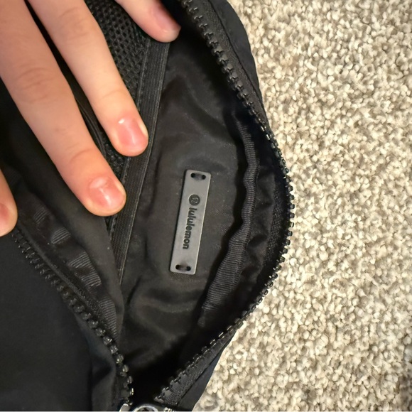 Black lulu lemon crossbody Bag - Picture 2 of 2